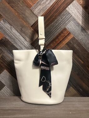 Gucci Leather Bucket Bag